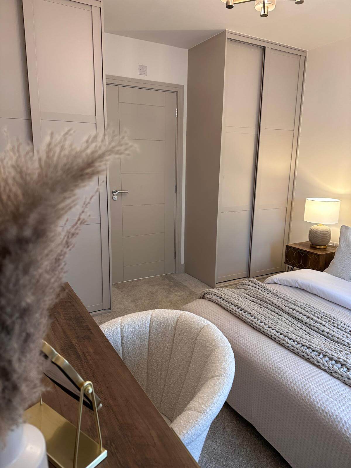 Fitted wardrobes Bagworth - Shaker cashmere sliding 3 equal 4