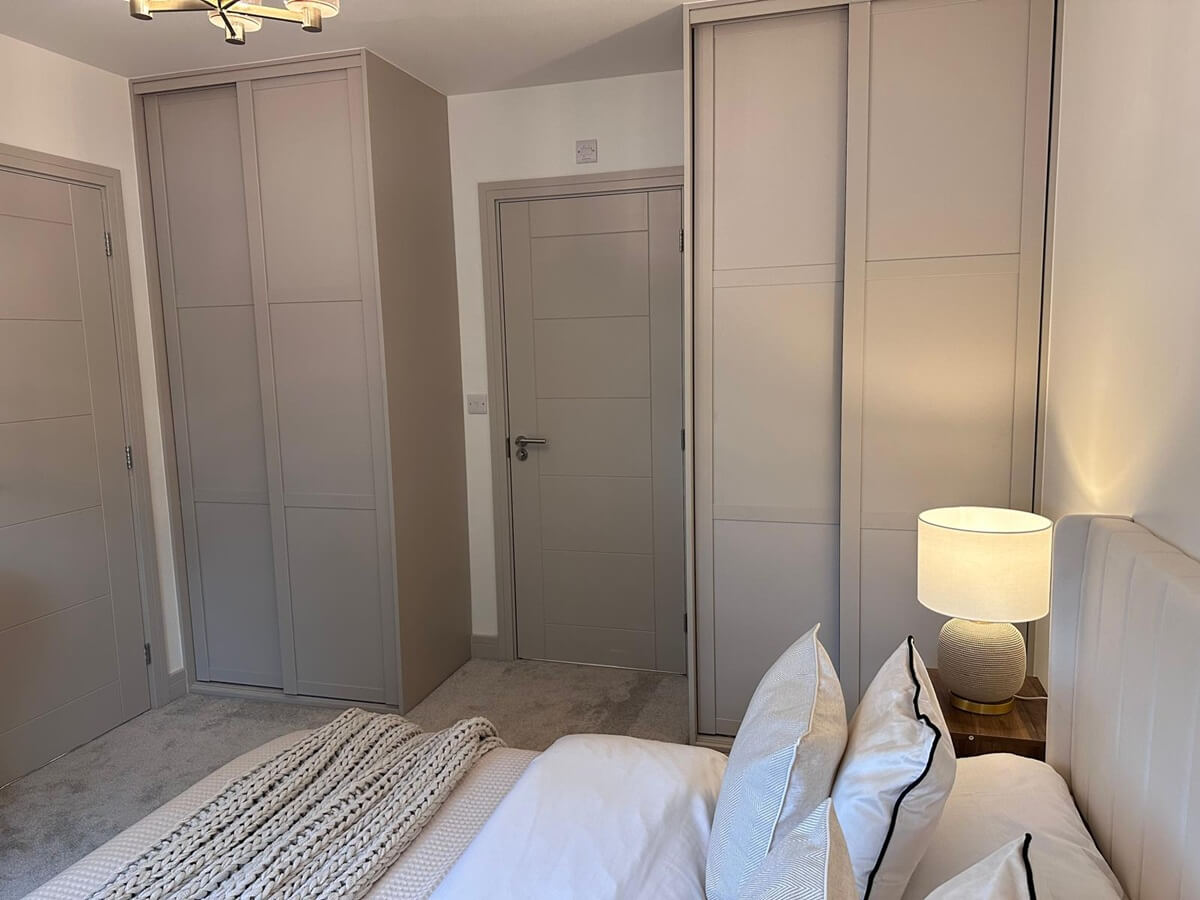 Fitted wardrobes, Bagworth - Shaker cashmere sliding 3 equal 5